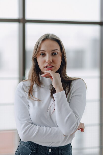 ウィンドウ上の魅力的な女の子は、さまざまな感情や気分を示しています。