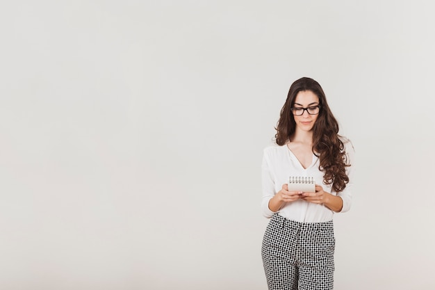 Foto gratuita ragazza attraente con gli occhiali ed i capelli lunghi