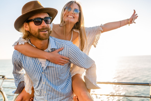 Attraente coppia felice ridendo viaggiando in estate dal mare, uomo e donna che indossa occhiali da sole
