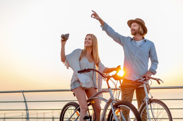 자전거, 남자와 금발 머리 boho hipster 스타일 패션 함께 재미와 여자에 여름에 여행하는 매력적인 행복 한 커플, 관광 사진을 찍고