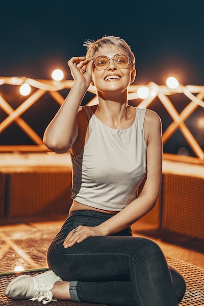 Free photo attractive hipster girl in eyewear