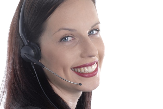 Привлекательная дама, использующая телефонную гарнитуру в роли службы поддержки клиентов