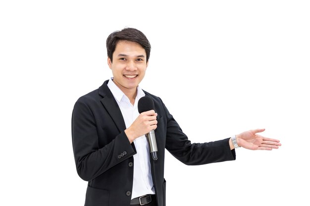 Привлекательный мужчина улыбается в умном повседневном платье, держа микрофон, выступая с презентацией на белом фоне