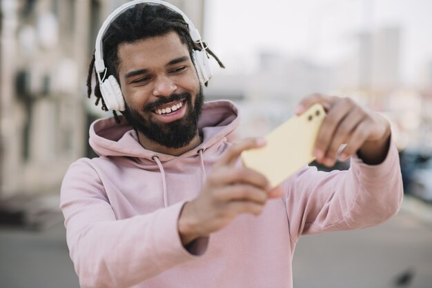 Selfieを取って魅力的な男性