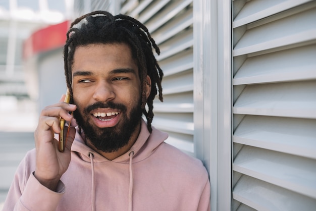 Uomo attraente che parla sul telefono