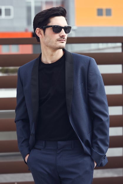 Free photo attractive man wearing a dark blue suit