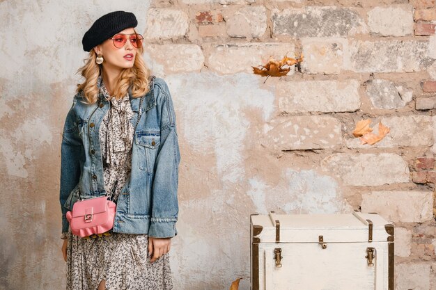 청바지와 거리에서 벽에 포즈 특대 재킷에 매력적인 세련된 금발의 여자