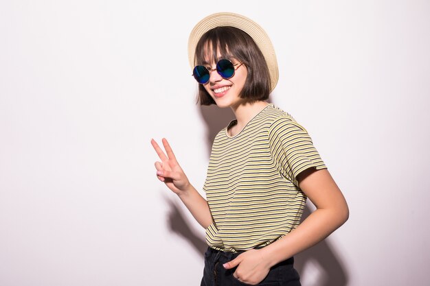 Привлекательная девочка-подросток битник в шляпе, изолированные солнцезащитные очки