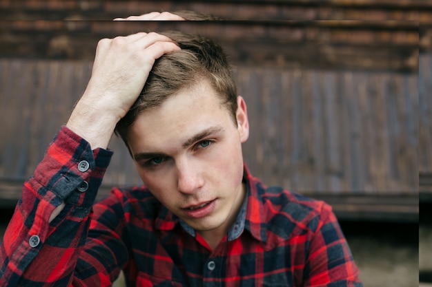 Foto gratuita adolescente attraente che tocca i suoi capelli