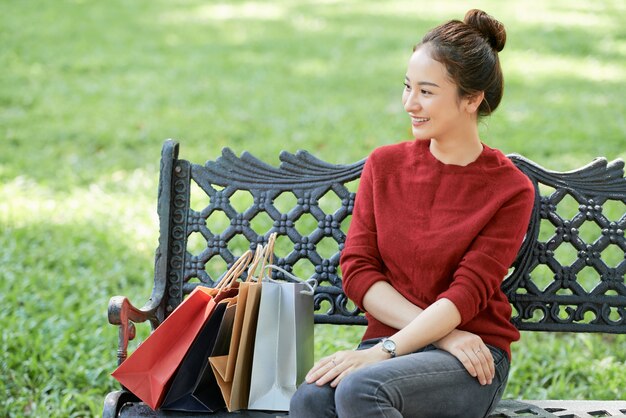 ベンチに座って魅力的なベトナム人女性