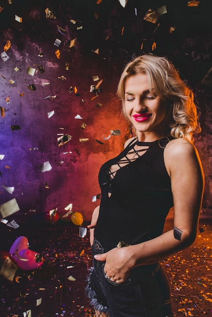Foto gratuita donna attraente in confetti di caduta