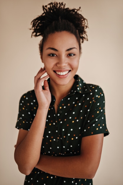 Free photo attractive woman in green outfit looking at front