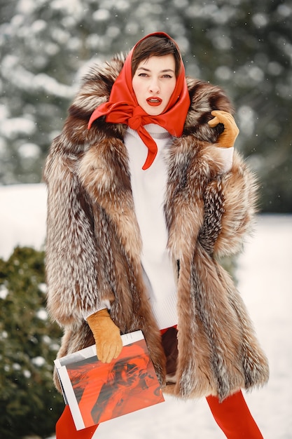 Бесплатное фото Привлекательная женщина в зимнее время на открытом воздухе