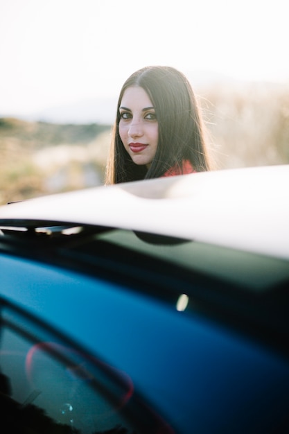 Foto gratuita donna attraente vicino all'automobile