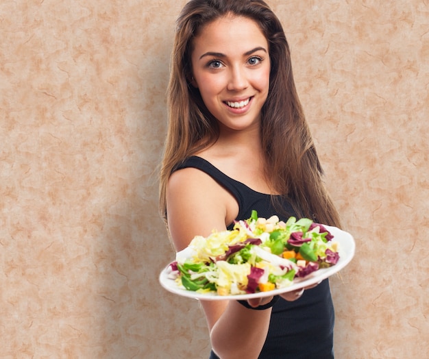 魅力的な女性は、食品を提供しています