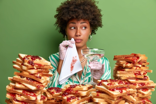 Привлекательная женщина с волосами афро в окружении бутербродов с арахисовым маслом