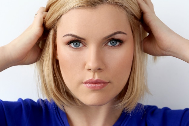 Free photo attractive woman with blue eyes