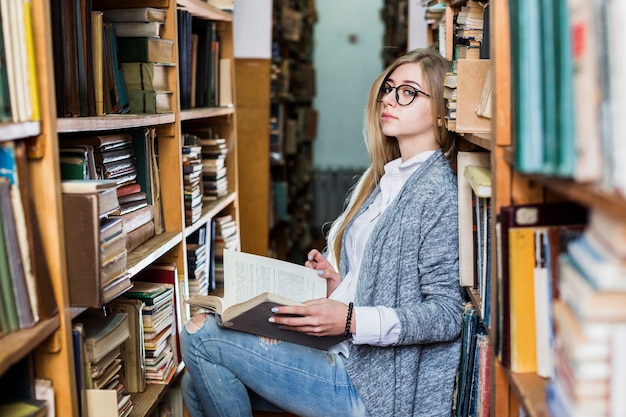 Free photo attractive woman with book looking at camera