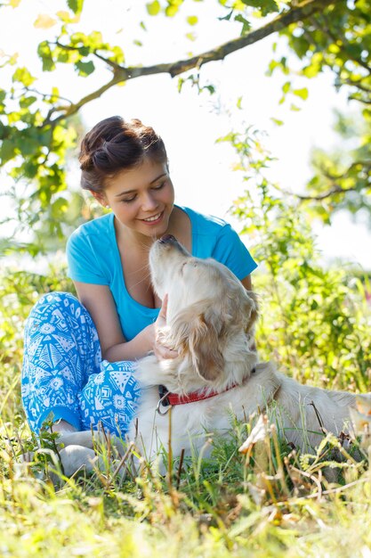 犬と魅力的な女性