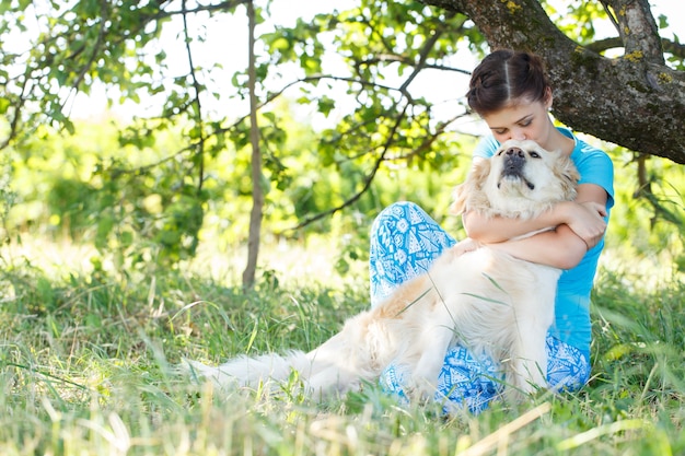 Foto gratuita donna attraente con cane