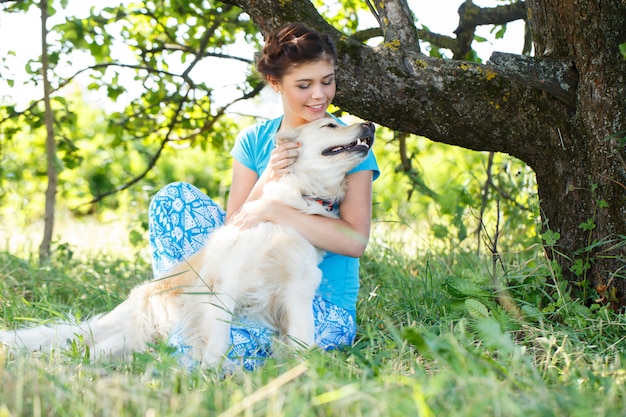 犬と魅力的な女性