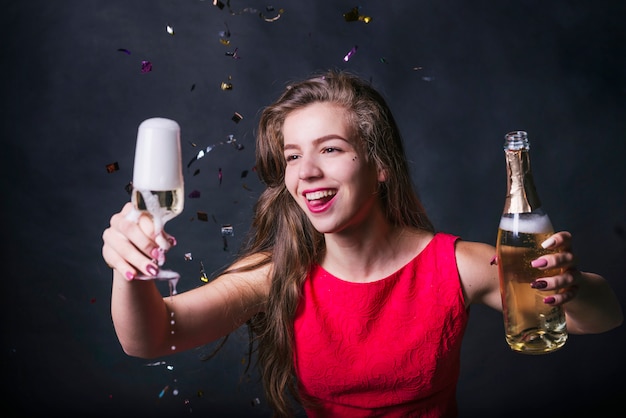 無料写真 魅力的な女性は、パーティーでシャンパンのガラスを落とす