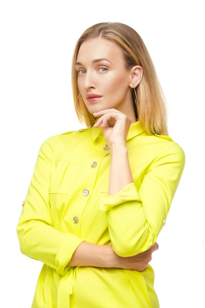 Привлекательная женщина со светлыми волосами в лимонной рубашке.