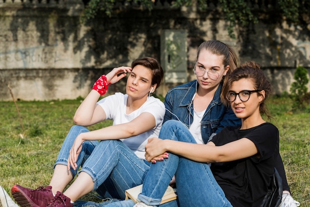 Foto gratuita giovani amici attraenti trascorrere del tempo nel parco