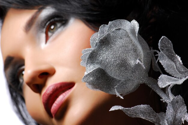 Attractive young girl with silver rose looking away... Ð¸ÑÐºÑÑÑÑÐ²ÐµÐ½Ð½ÑÐ¹