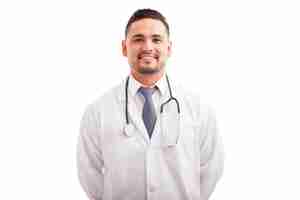 Free photo attractive young male nutriologist in a lab coat smiling against a white background