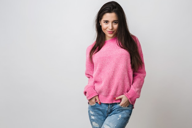 Attraente giovane donna alla moda sorridente in maglione rosa, sentirsi a proprio agio, stile casual, in posa, isolata, tendenza della moda invernale