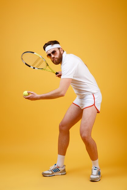 Привлекательный молодой теннисист в очках
