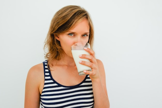 無料写真 ガラスから牛乳を飲む魅力的な若い女性