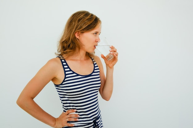 Foto gratuita attraente giovane donna bere acqua dal vetro