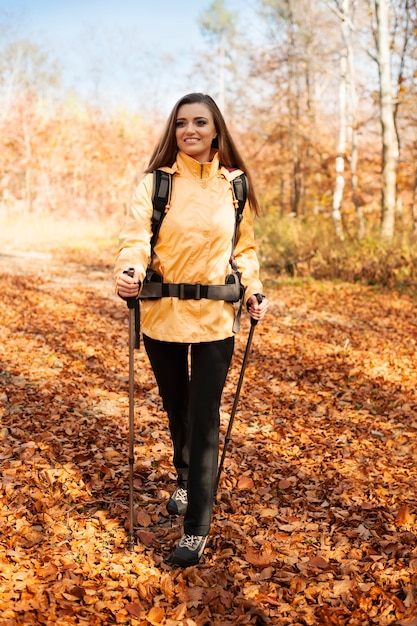 Free photo attractive young woman hiking