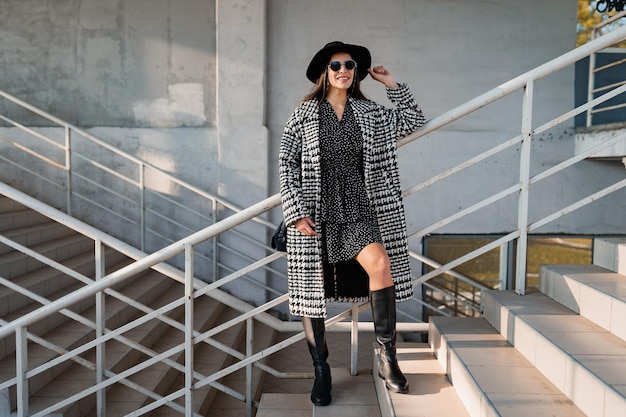 Free photo attractive young woman walking in autumn wearing coat