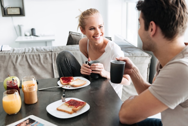 彼らは朝食をとりながら彼女の男を見て魅力的な陽気な女性