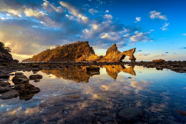 Nusa penida, 발리, 인도네시아에서 일출 Atuh 해변