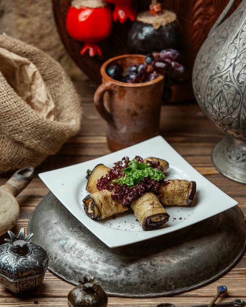 Foto gratuita rotolo di melanzane con formaggio cremoso e noci