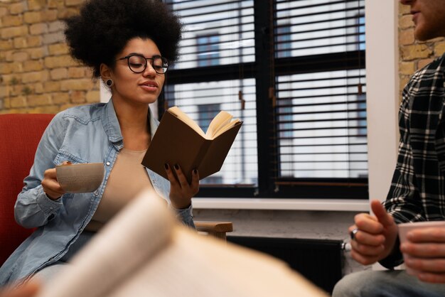 Аутентичная сцена книжного клуба