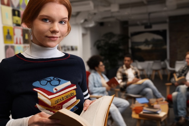 Foto gratuita autentica scena del club del libro