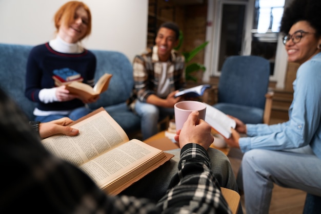 Foto gratuita autentica scena del club del libro