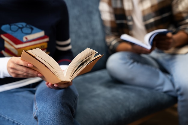 Foto gratuita autentica scena del club del libro