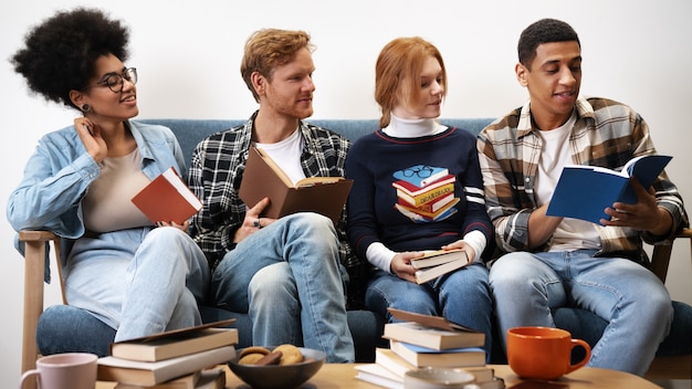 Foto gratuita autentica scena del club del libro