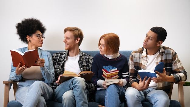 Foto gratuita autentica scena del club del libro