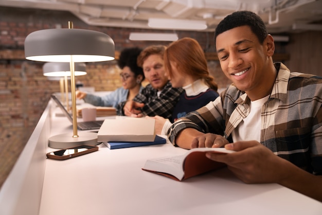 Foto gratuita autentica scena del club del libro