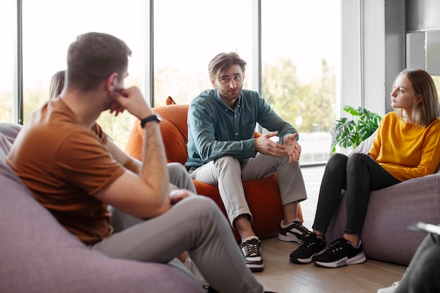 Foto gratuita un autentico incontro di terapia di gruppo.