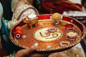 Бесплатное фото Подлинный индийский поднос с традиционными священными предметами для свадебной церемонии