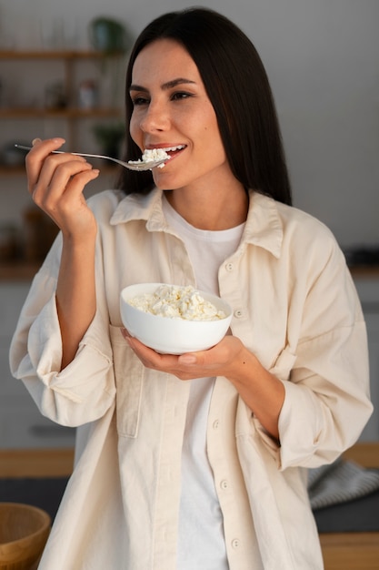 Foto gratuita persona autentica che mangia formaggio fresco