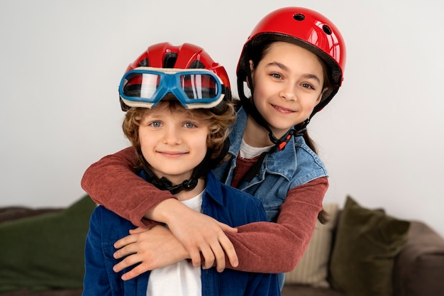 Foto gratuita scena autentica di bambini che giocano